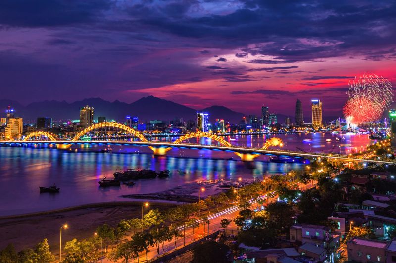 Indian tourist checklist visual covering cash, Grab transport, vegetarian ordering, dress code, Dragon Bridge policy in Da Nang