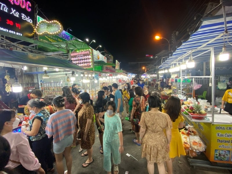 Bach Dang Night Market