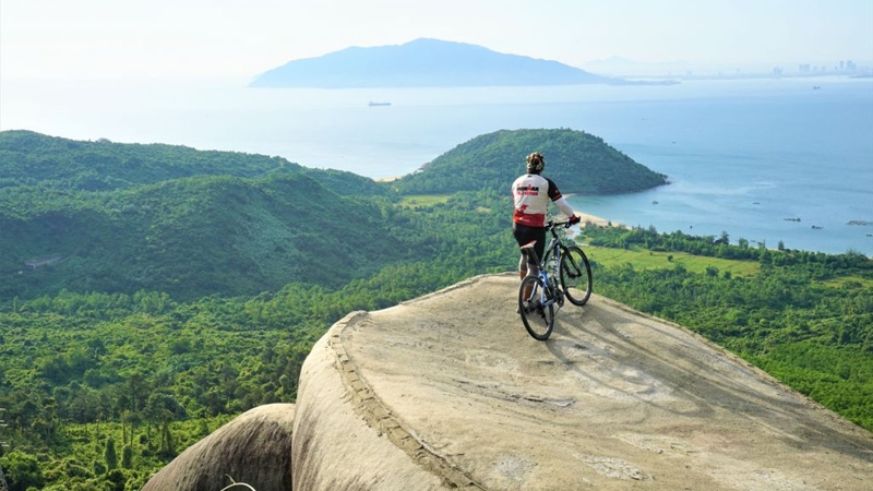 Check in the Turtle Rock in Hai Van Pass