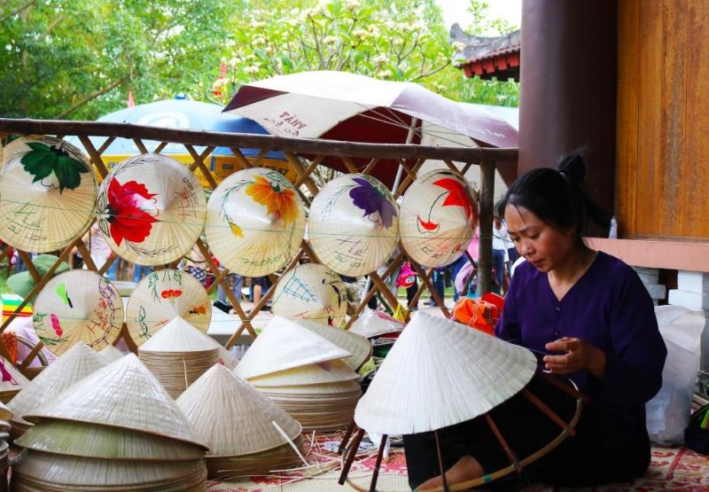 what-to-buy-in-hanoi-conical-hat