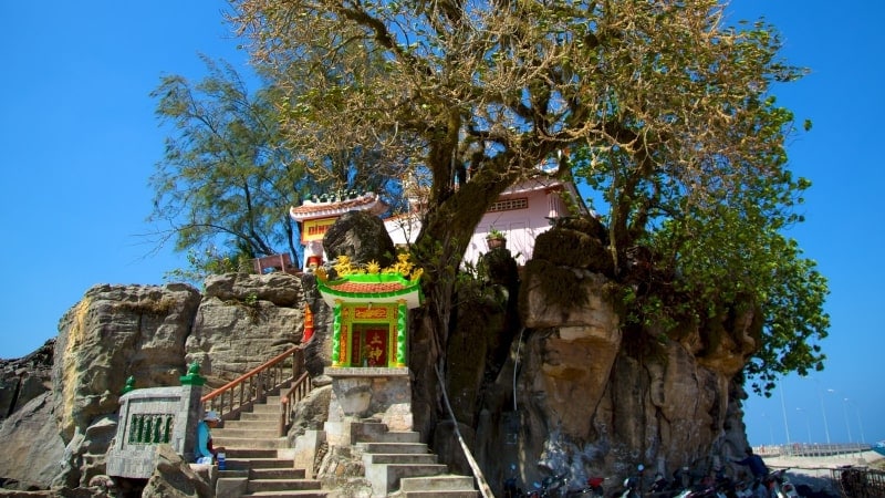 Dinh Cau Temple