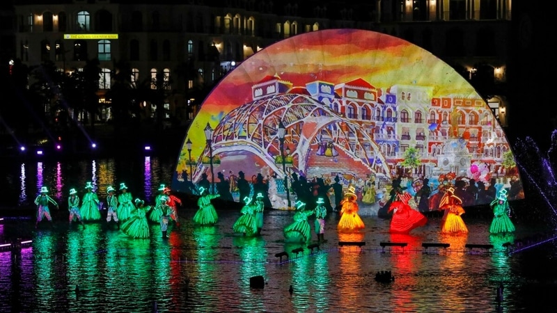 Enjoy “Sắc màu Venice” Night Show at Love Lake