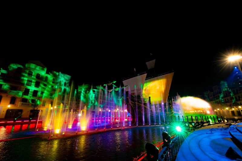 Enjoying Free Brilliant Water Music Show