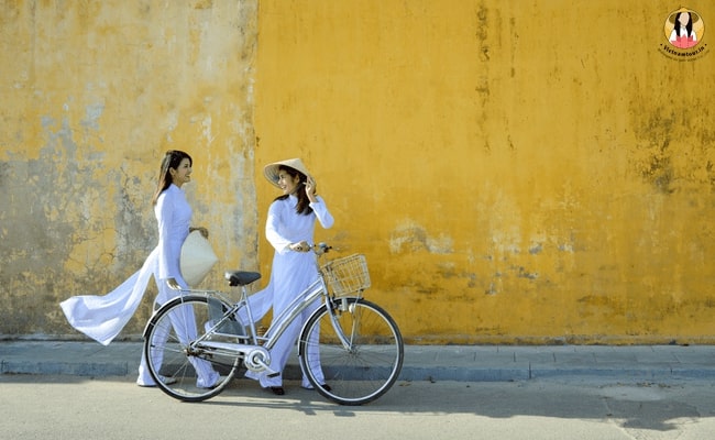 Two Vietnamese girls with ao dai