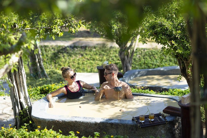 mud bath in hon tam island 