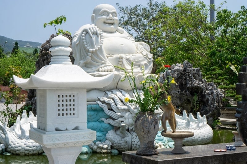 Admire The Phap Lam Pagoda