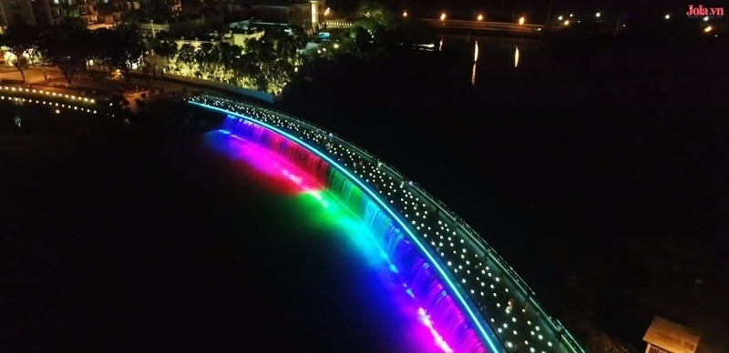 Looking from a distance, the Starlight Bridge is like a starry sky