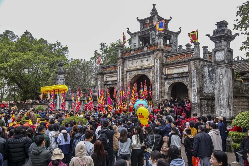 Participate in the Co Loa Festival