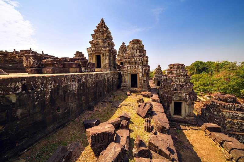 Phnom Bakheng occupies a hill overlooking the entire Angkor complex