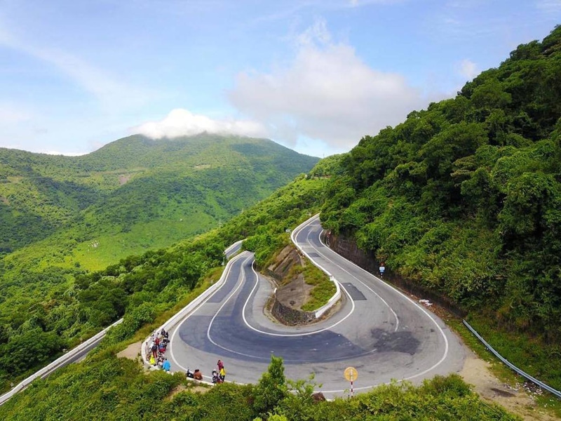 Ride through the U-Shaped Curves of Hai Van Pass