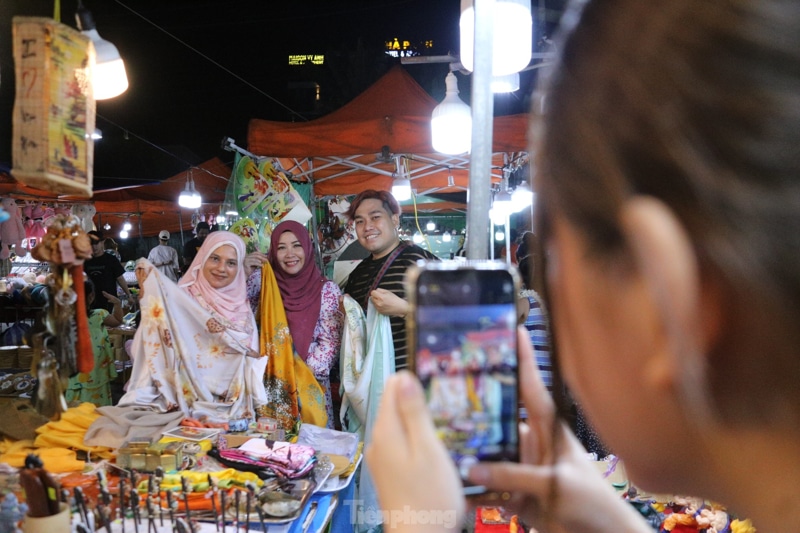 Take Photos in A Vibrant and Colorful Scene