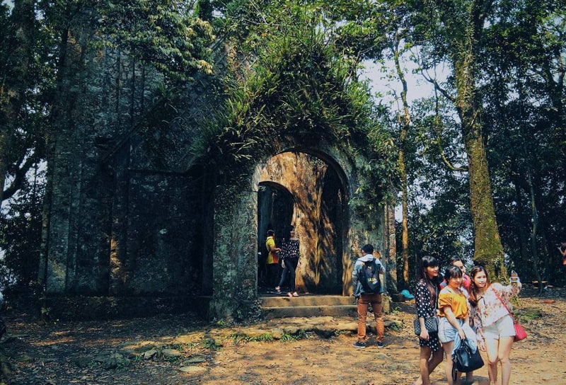 Take Photos in Bavi Church Ruins