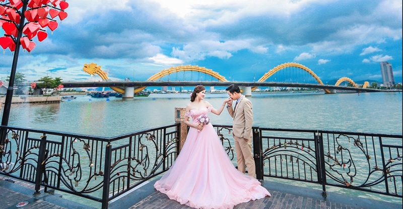 Take Romantic Photos in the Love Bridge Da Nang