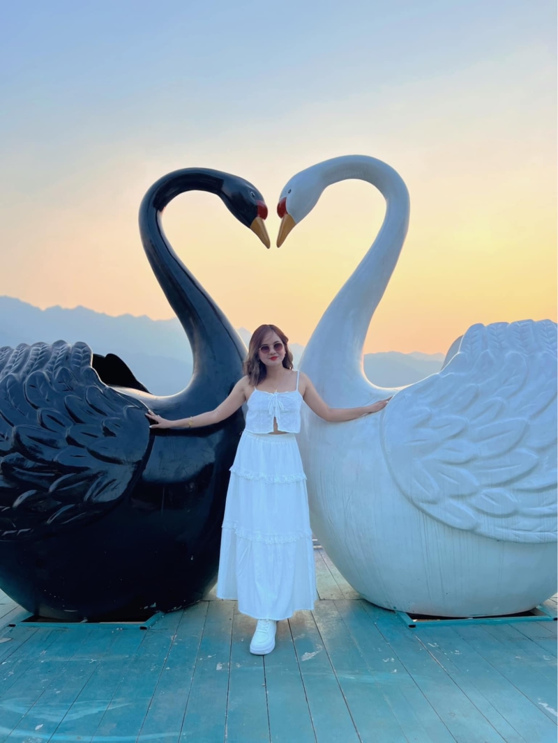 The Swan Couple, Moana Sapa