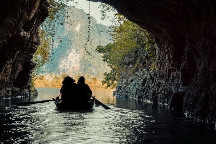 trang-an-boat-tour-dark-cave