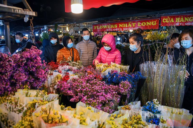 Buy Beautiful And Fresh Flowers In Ho Thi Ky Flower Market