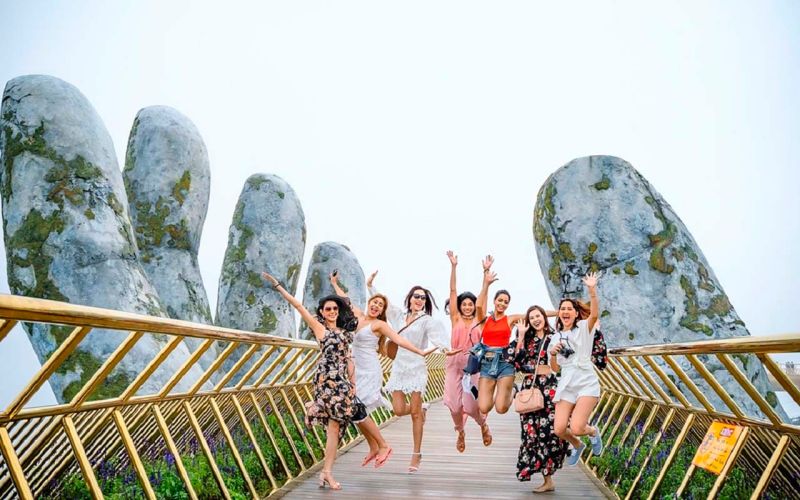 Beautiful Indian girls took photos with the Golden Bridge during the trip
