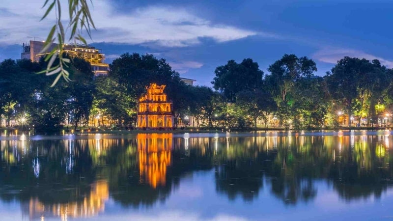 Hoan Kiem Lake at night