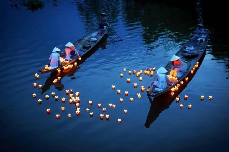 Release flower garlands on Hoai River