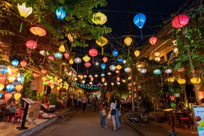 Walking around Hoi An ancient town