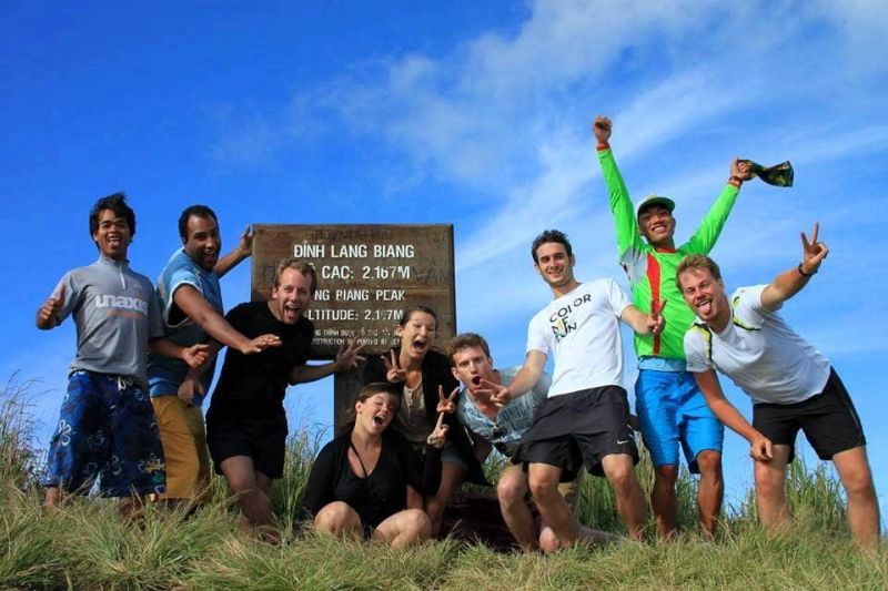 Foreign friends conquered Lang Biang peak