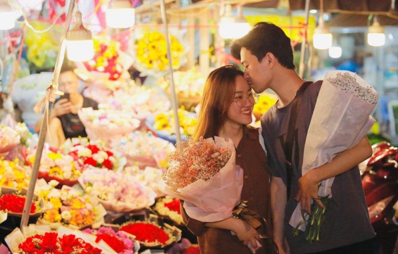 A local couple come to the market to buy flowers