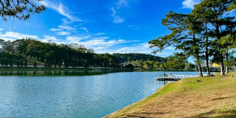 Stroll along Xuan Huong Lake