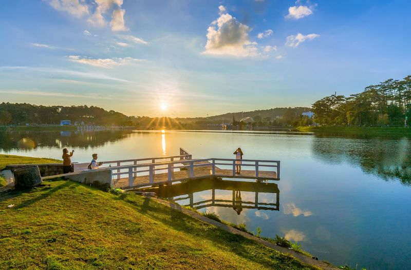 Have a Delightful Picnic By The Lake