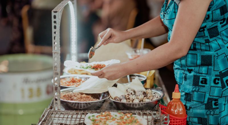 A small cart selling Banh Trang Nuong