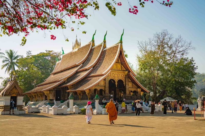 Visit Wat Xieng Thong