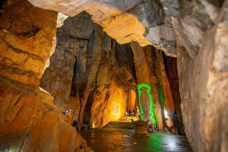 Am Phu Cave history Marble Mountains layered Cham sacred site Nguyen dynasty Buddhist teaching tableau Viet Cong wartime shelter Da Nang