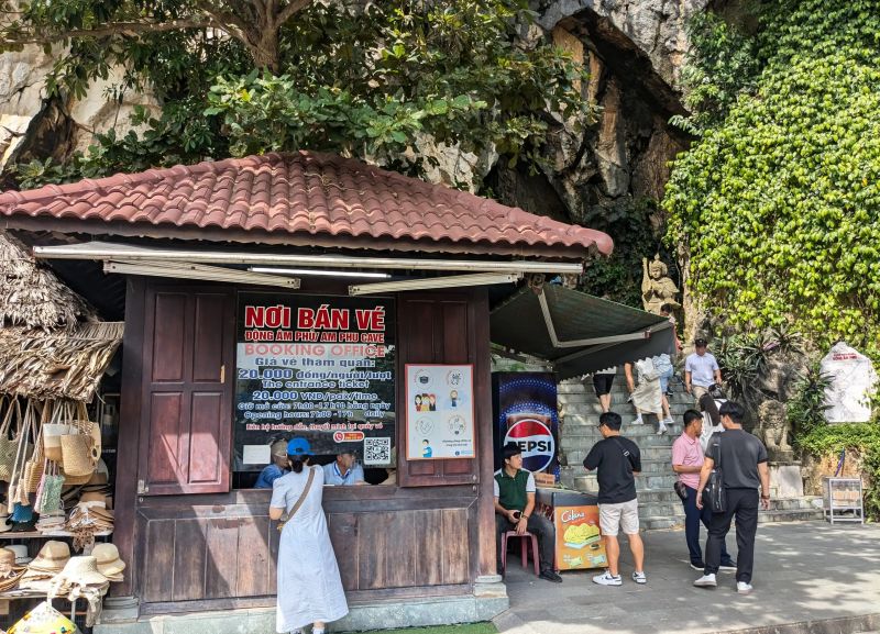 Am Phu Cave 2026 opening hours 7am to 5pm daily entrance fee 20000 VND approximately 70 INR per adult ticket booth Marble Mountains