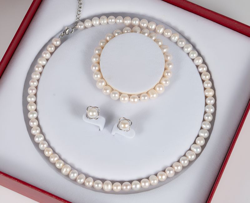 Pearl and stone jewellery freshwater pearl sets Vietnamese jade bracelets Ben Thanh Market women tourists