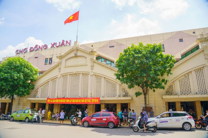 Best time to visit Dong Xuan Market October to April dry season Hanoi 15 to 25 Celsius