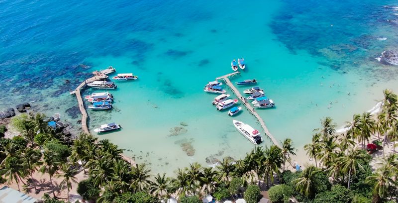 Phu Quoc clear water in January driest month with snorkellers at Hon Thom Island and visibility of 20 to 25 metres
