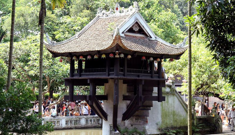 Best time visit One Pillar Pagoda photography 7am 8:30am weekday morning lotus pond reflection October November