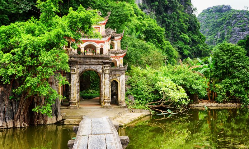 Bich Dong Pagoda location map showing 2 km distance from Tam Coc boat pier in Ninh Binh province