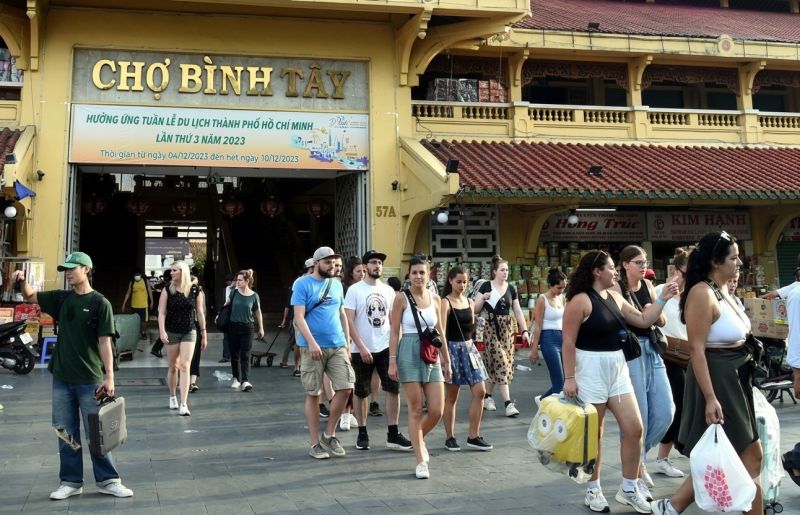 Binh Tay Market Cho Binh Tay entrance sign in Vietnamese showing market name for Grab navigation tip for Indian tourists