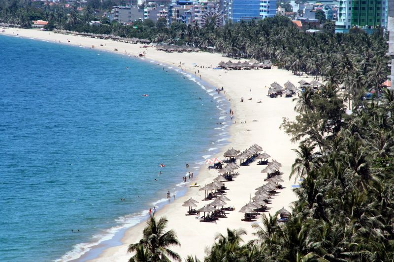 Central Vietnam climate zone Da Nang Hoi An Hue peak season February to August beach weather