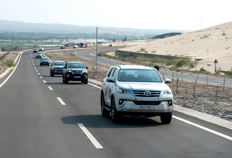 Da Nang to Hue private car transfer for Indian families with free scenic stops at Hai Van Pass and Lang Co Beach