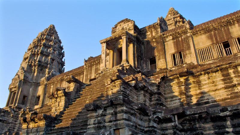 December in Cambodia — peak season tourist crowds at Angkor Wat during cool dry weather (21°C–30°C)