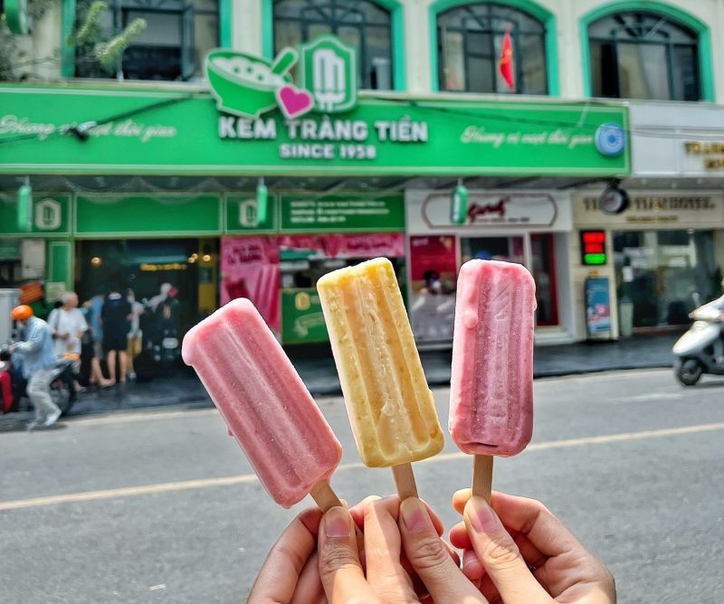 Che Pho Co stall serving Che Ba Mau on Hang Giay Street and Kem Trang Tien single-scoop cones near Hoan Kiem Lake, Hanoi Old Quarter's two iconic dessert stops