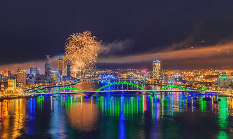 Fireworks over the Han River and Dragon Bridge at Da Nang International Fireworks Festival 2026