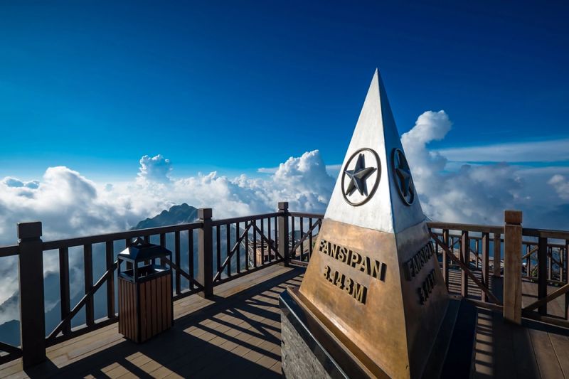 Infographic of 7 things Indian tourists must know before visiting Fansipan Mountain in 2026 covering altitude sickness layers cable car closure cash photography child pricing SIM