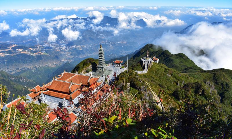 Fansipan Mountain summit experience showing sunrise cloud sea phenomenon and the 15 storey Bich Van Thien Tu Buddhist pagoda at 3143 metres