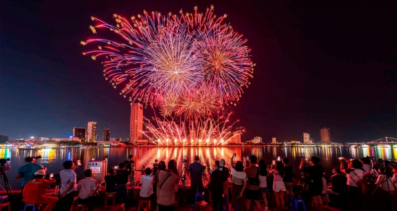 Spectators at the Tran Hung Dao Street grandstand watching DIFF 2026 fireworks in Da Nang