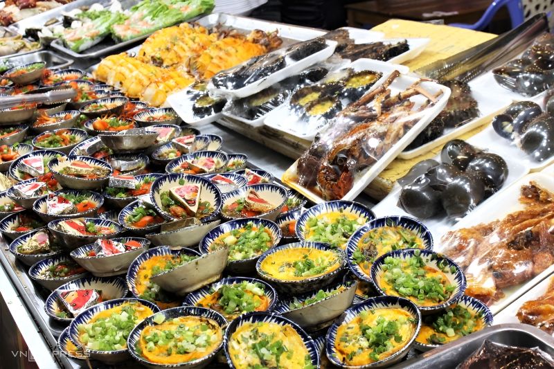 Fresh seafood grilled plain at Phu Quoc Night Market — the safest halal-friendly food option for Muslim visitors