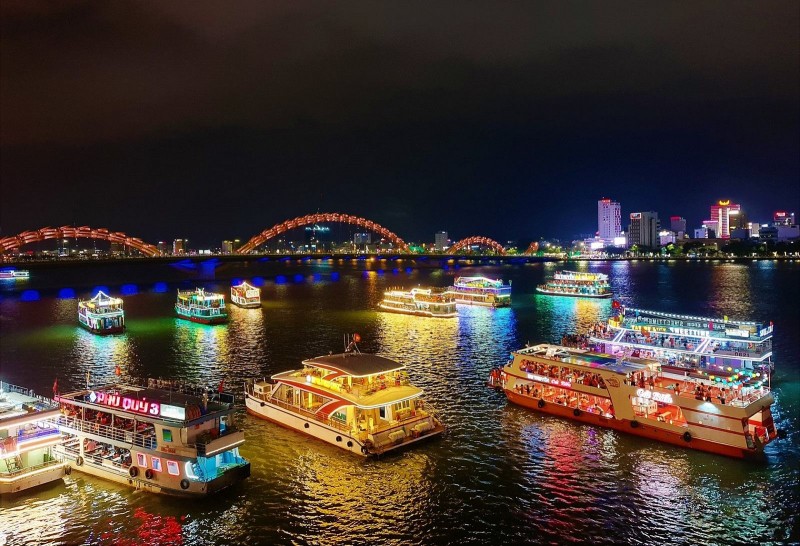 Han River dinner cruise boat at night during Da Nang fireworks festival