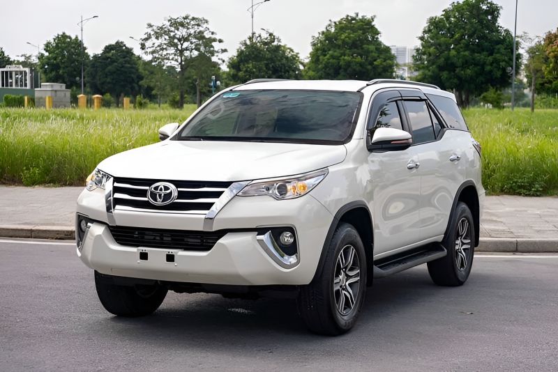 White Toyota Fortuner 7-seater used for private car transfer from Hanoi to Ninh Binh