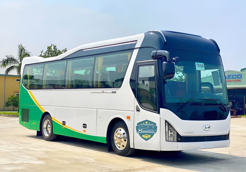 White and green Hyundai Universe intercity bus operating the Hanoi to Ninh Binh route from Giap Bat station
